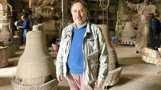 ارمینڈو میرینیلی اپنی گھنٹیوں کی ورکشاپ میں