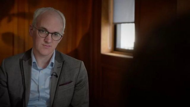 جیمز گلاگھر این سے بات کرتے ہوئے