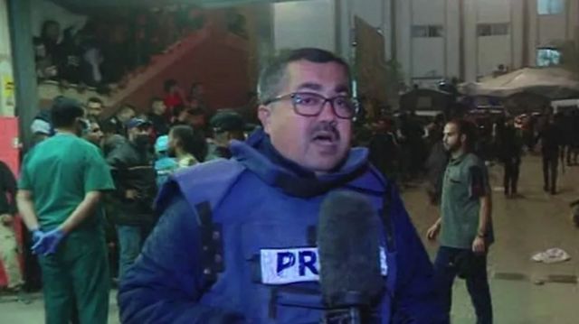 بی بی سی عربی کے رپورٹر عدنان البرش خان یونس میں ناصر ہسپتال کے باہر سے رپورٹنگ کرتے ہوئے