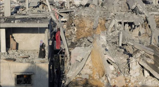 غزہ میں بمباری کے بعد ایک تباہ ہوئی عمارت