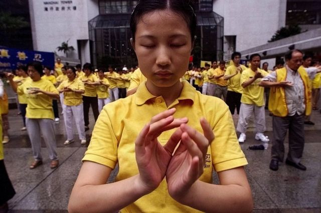 مئی 2001 میں ہانگ کانگ کی گلیوں میں کھلے عام مشق کرتے ہوئے فالون گونگ کے ارکان